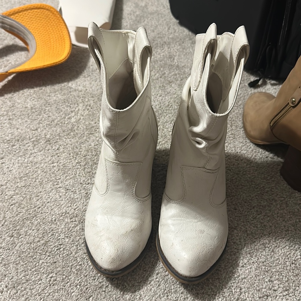 Size 7 White cowgirl booties
